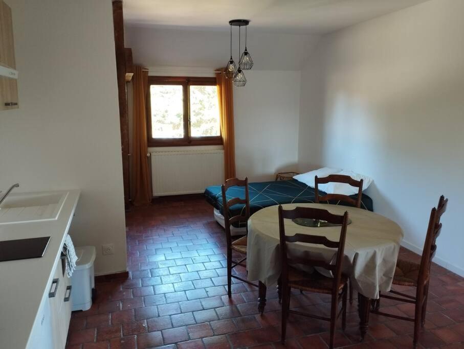 Appartement Dans Village Calme A 5 Min Des Lacs Mathaux Exterior photo